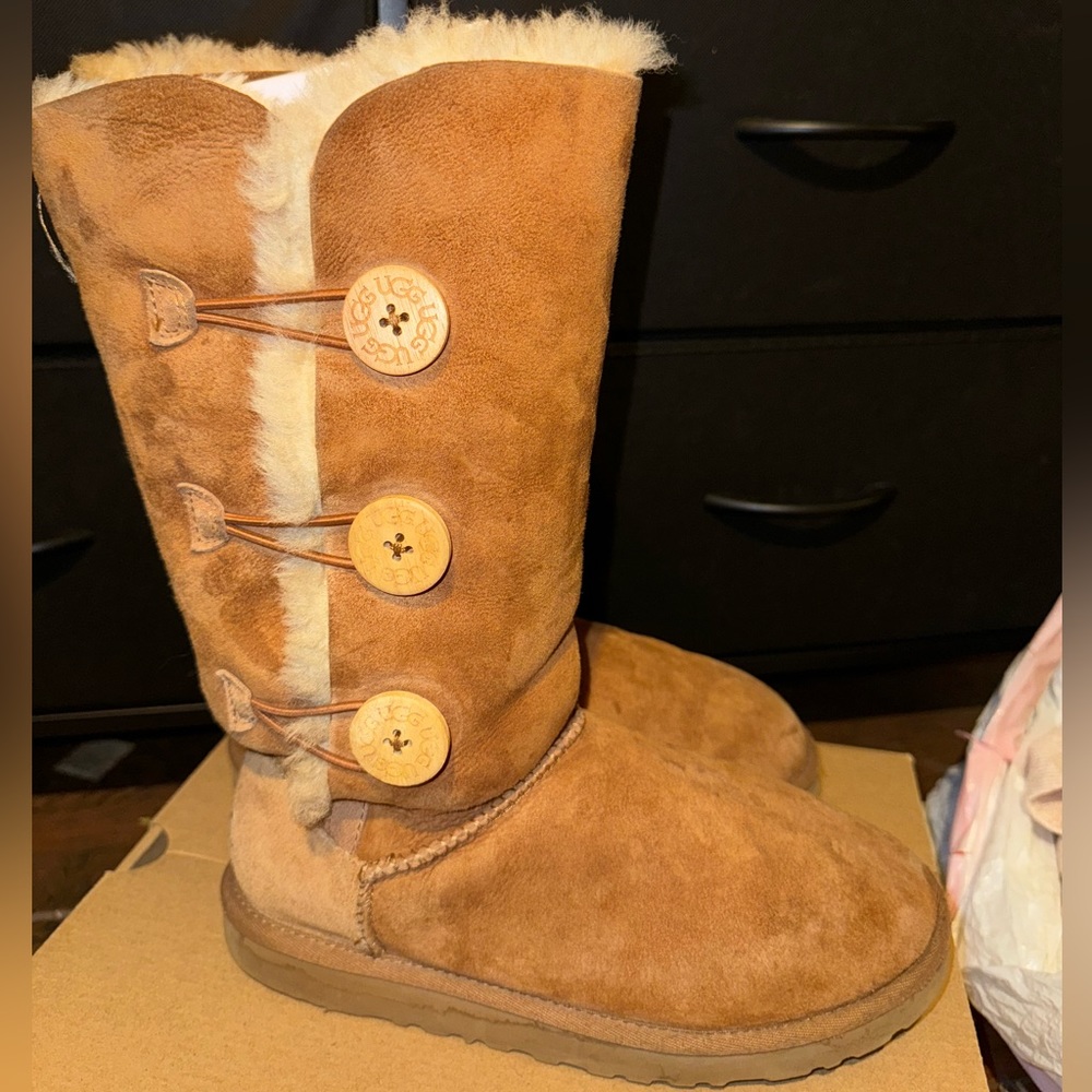 Size 7 three bailey button uggs